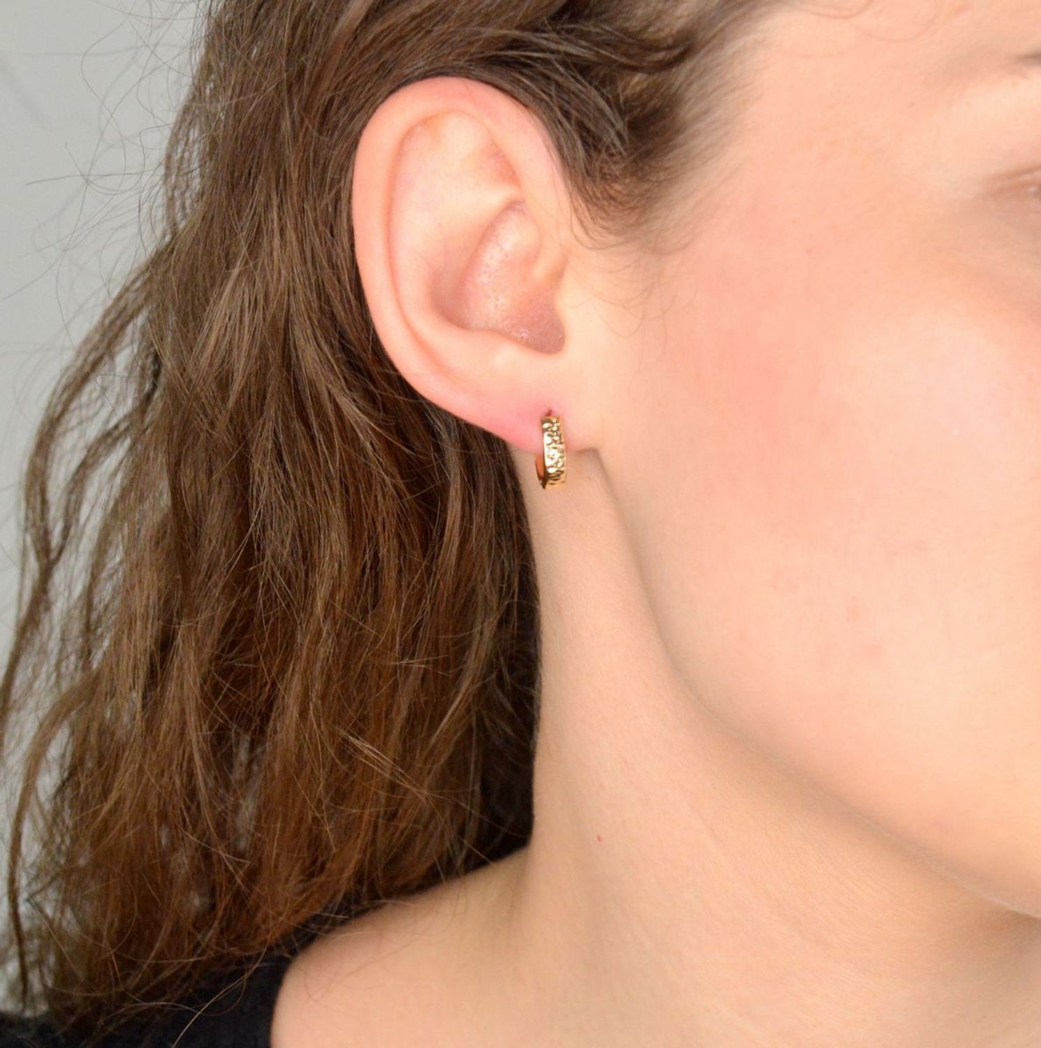 Kolczyki złote grawerowane próba 375, KL 6866 375 Stylowe kolczyki wykonane z wysokiej jakości złota próby 375. Kolczyki mają prosty kształt owalny, ozdobionych grawerem. Kolczyki to ponadczasowa biżuteria, która pasuje do ka.jpg